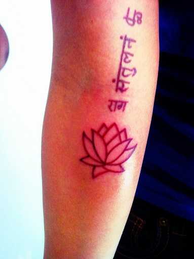 Szanszkrit tetoválás lótuszvirág karon
