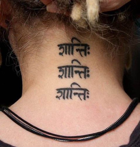 sanskrit tatovering på halsen