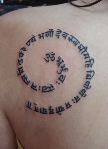 Gayatri Mantra sanskritord tatovering på skulderen