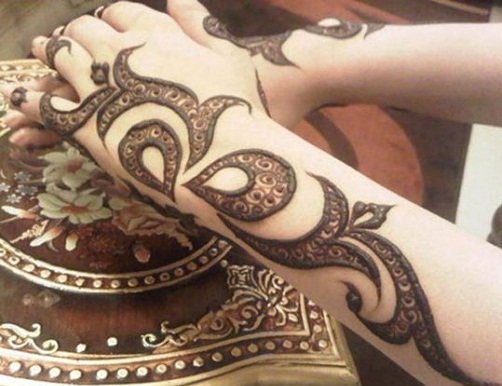 Tilbage håndskyggede Mehandi -designs