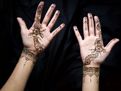 Egyszerű árnyékolt Mehndi Design a tenyérhez