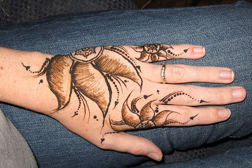 Skraveret blomstret mehndi -design