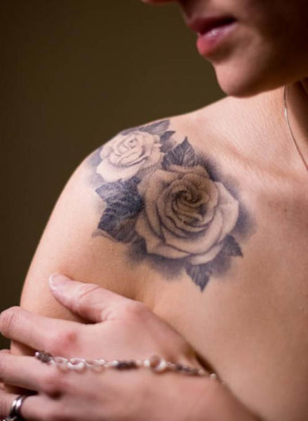 Gyönyörű rózsa tetoválás az elülső vállon