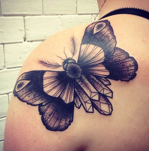 Egy kidolgozott nagy pillangó tetoválás
