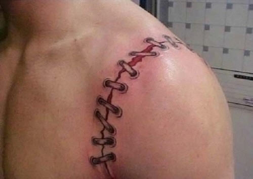 En syet skulder -tatovering til drenge