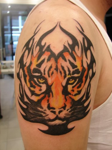 Tigris tetoválásminták a vállon férfiaknak