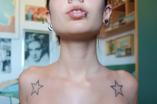Csillag tetoválás mindkét vállon