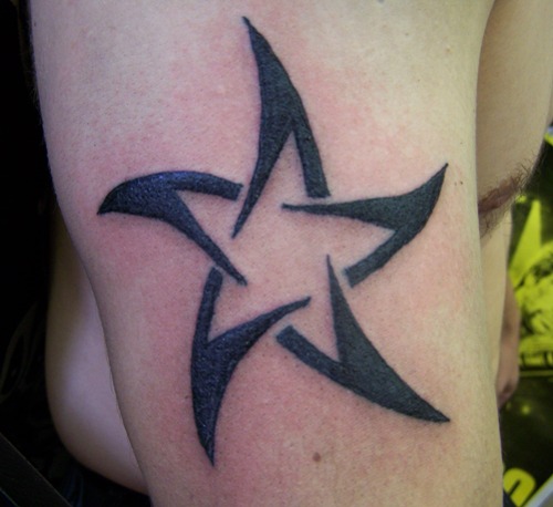 Egyszerű mély szegélyű csillag tetoválás tervezés