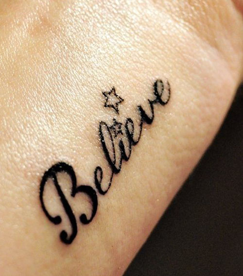 Csillagok szavakkal Tattoo Art a kezében