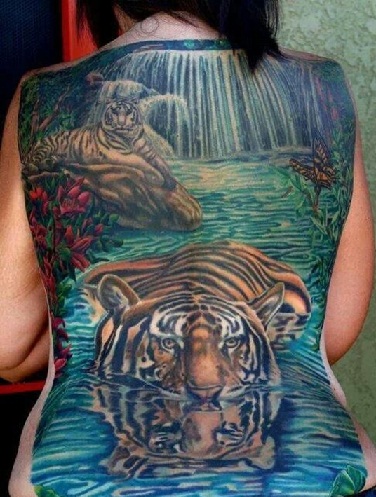 Kék színű teljes hátú tigris tetoválás
