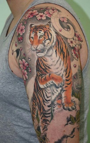 Tiger tatoveringer med blomster