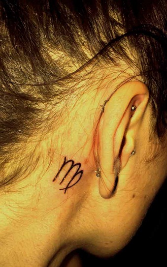 Szűz tetoválás a fül mögött