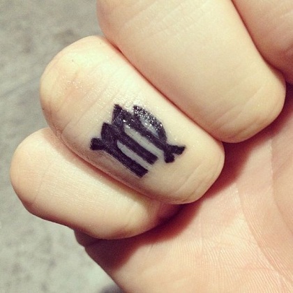 Jomfru finger tatovering