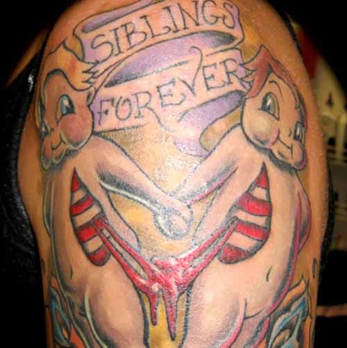 Testvér furcsa tetoválás