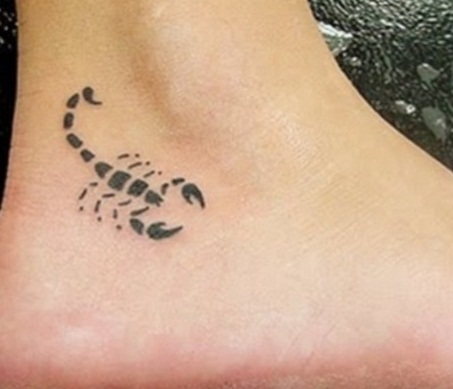 Scorpion -tatoveringer på benet