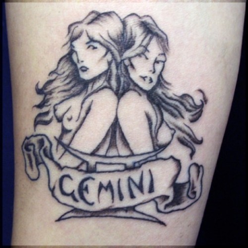 Gemini Zodiac Sign Tattoo Design på låret