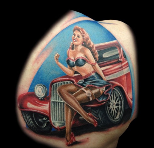 Pin up lány a régi autó tetoválás design