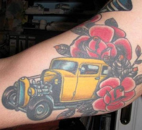 bil-tatovering-indlejret-med-blomster