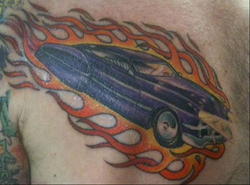 Bil på brand tatoveringer på brystet