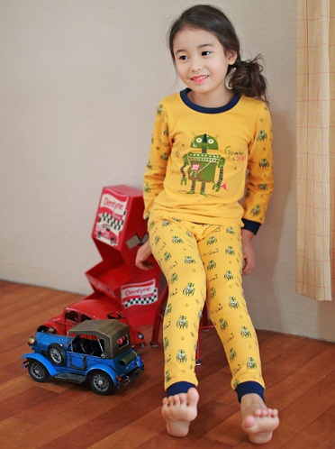 Børn gul pyjama med robotdesign