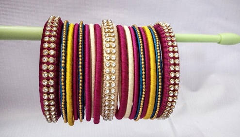 Flerfarvede håndlavede armbånd