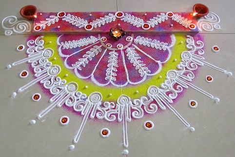 Halvcirkulær frihånd Rangoli med blomsterdesign