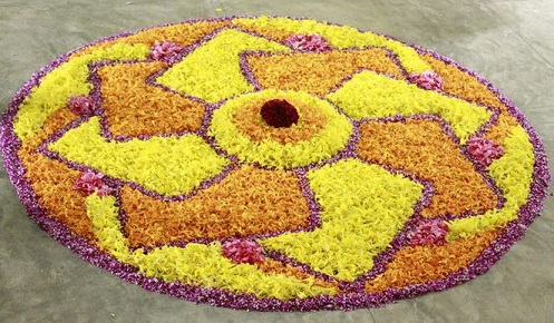 Swastik Rangoli frihåndsdesign med blomster