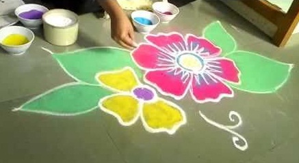 Frihåndsblomst Rangoli Design