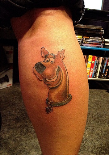 Scooby-Doo rajzfilm tetoválás a lábán