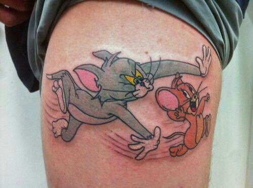 Tom és Jerry rajzfilm tetoválás a combon