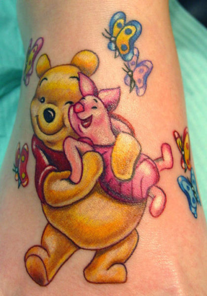 Sød Winnie the Pooh tegneserietatovering på anklen