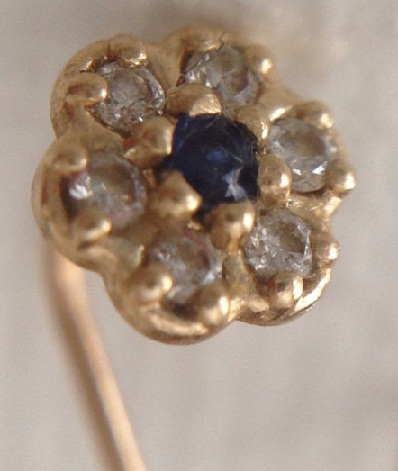 diamant-næse-pin-stud-med-blå-safir-i-14k-gul-hvid-og-rose-guld-design1