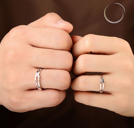 Összekapcsolódó szerelmesek ígéretes gyűrűket