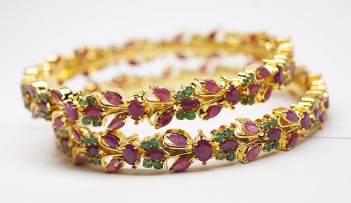 Håndlavet Emerald og Ruby Studded Bangle Design