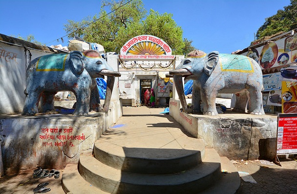 Attraktioner i Achaleshwar -templet i Mount Abu