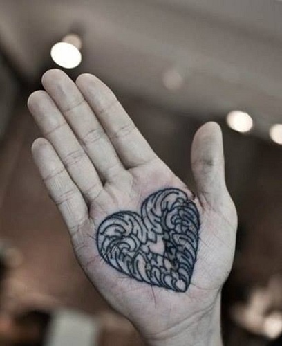 Szív tenyér tetoválás