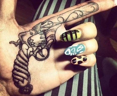 Gun stílusú tenyér tetoválás