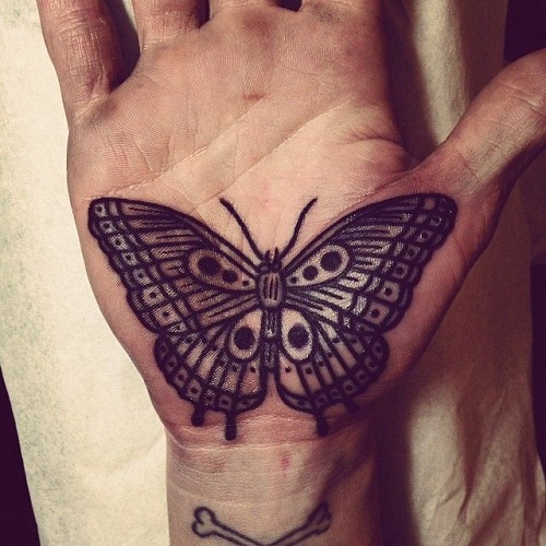 Pillangó tetoválás a tenyéren