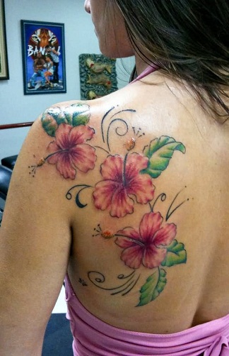 Hibiszkusz tetoválás a lány hátán