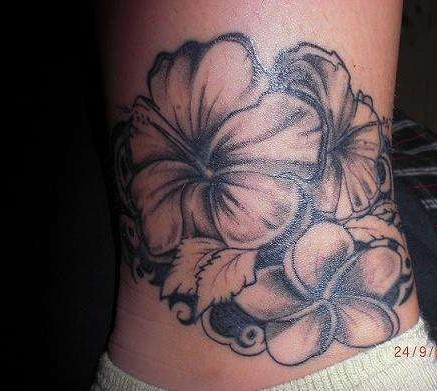 Csodálatos hibiszkusz virág tetoválás