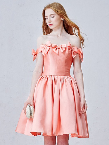 Ferskenrosa off-shoulder kjole