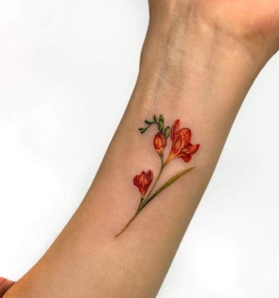 Bájos Freesia Tattoo Design a csuklón