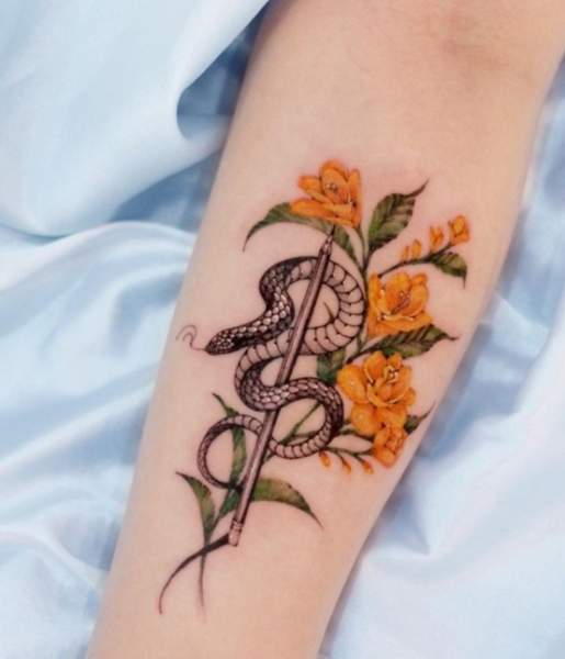 Freesia -tatovering med en sanselig slange