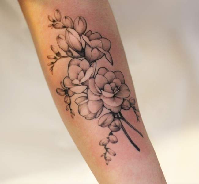Sofistikeret Freesia Tattoo Design