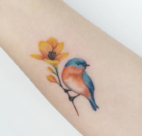 Freesia -tatovering med en smuk fugl