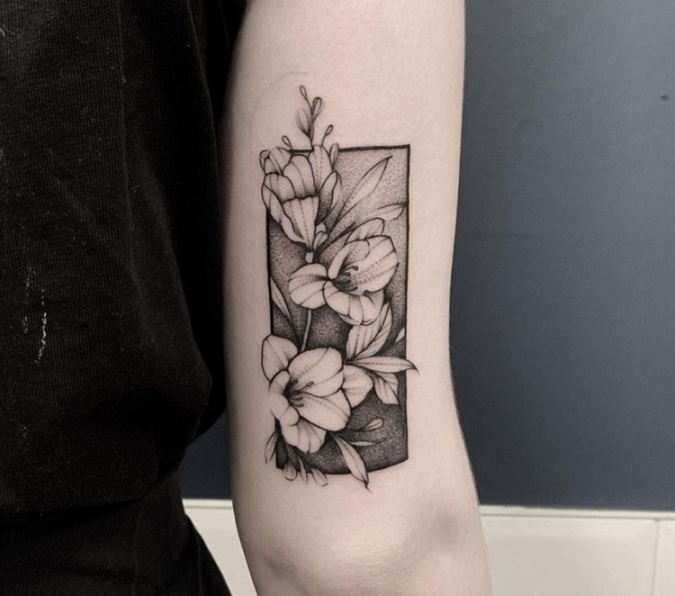 Fantastisk Freesia blomstertatovering på albuen