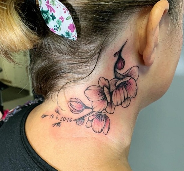 Stilfuldt Freesia -tatoveringsdesign på halsen
