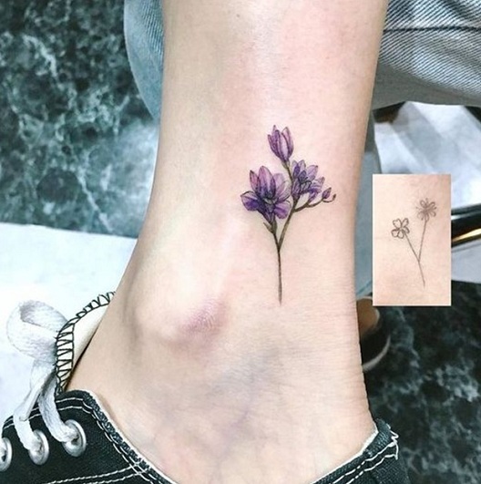Freesia Flower Tattoo Design på anklen