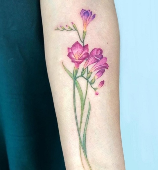 Lilla Freesia -tatovering på underarmen
