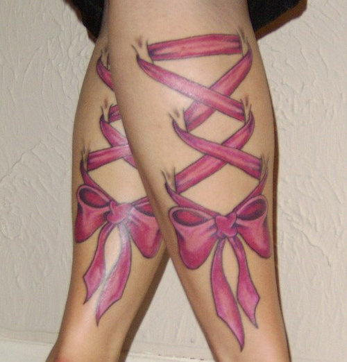 Piger korset tatoveringer på bagsiden af ​​benene